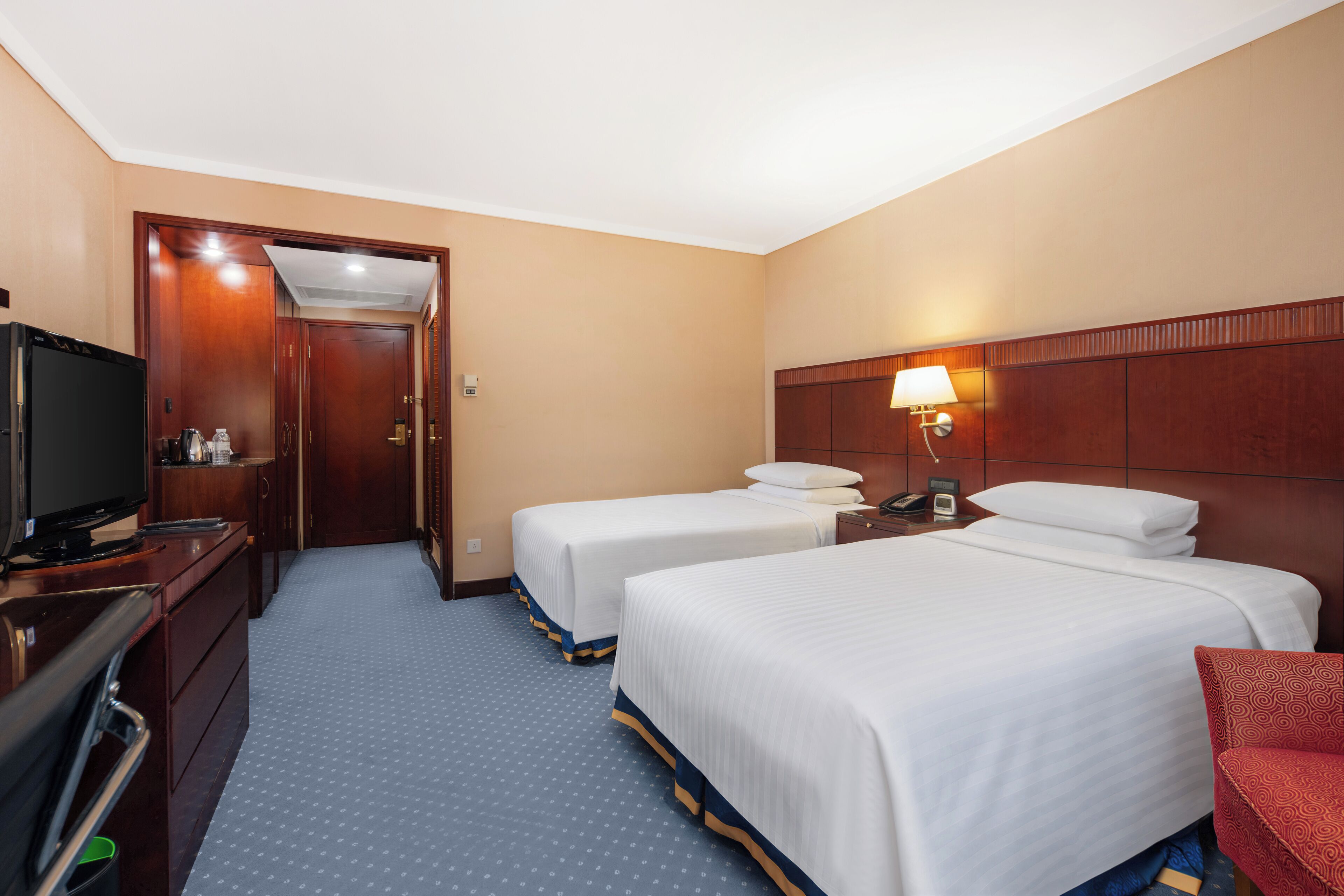 Deluxe Twin Bed | Down comforters, minibar, in-room safe, desk