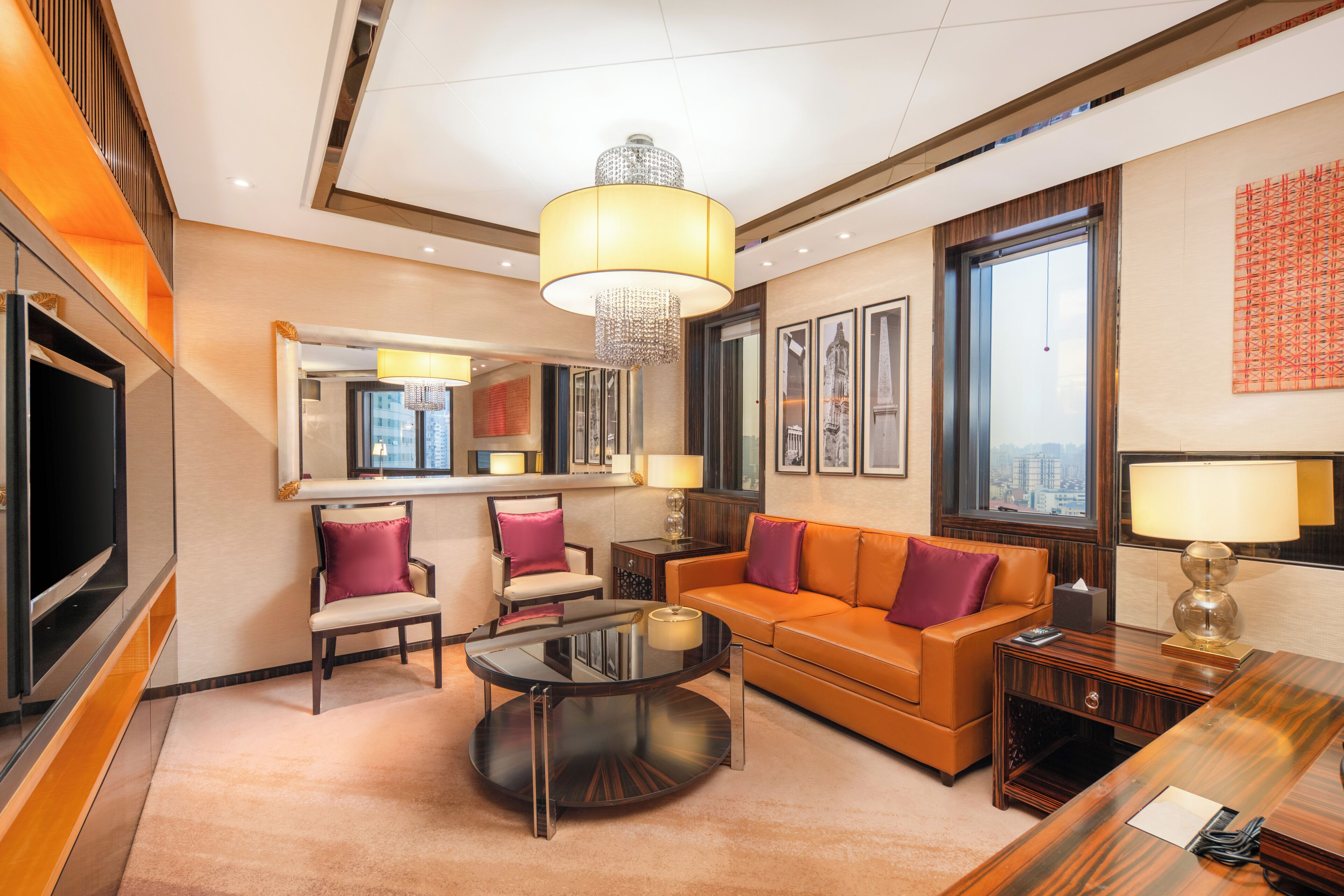 Executive-Suite, Stadtblick | Daunenbettdecken, Minibar, Zimmersafe, Schreibtisch