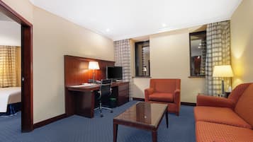 Cubrecamas, minibar, caja de seguridad en la habitación y escritorio