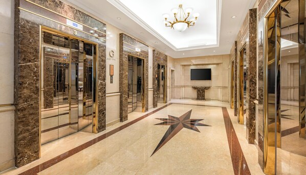 Lift - Shanghai QILU Hotel (Shanghai)