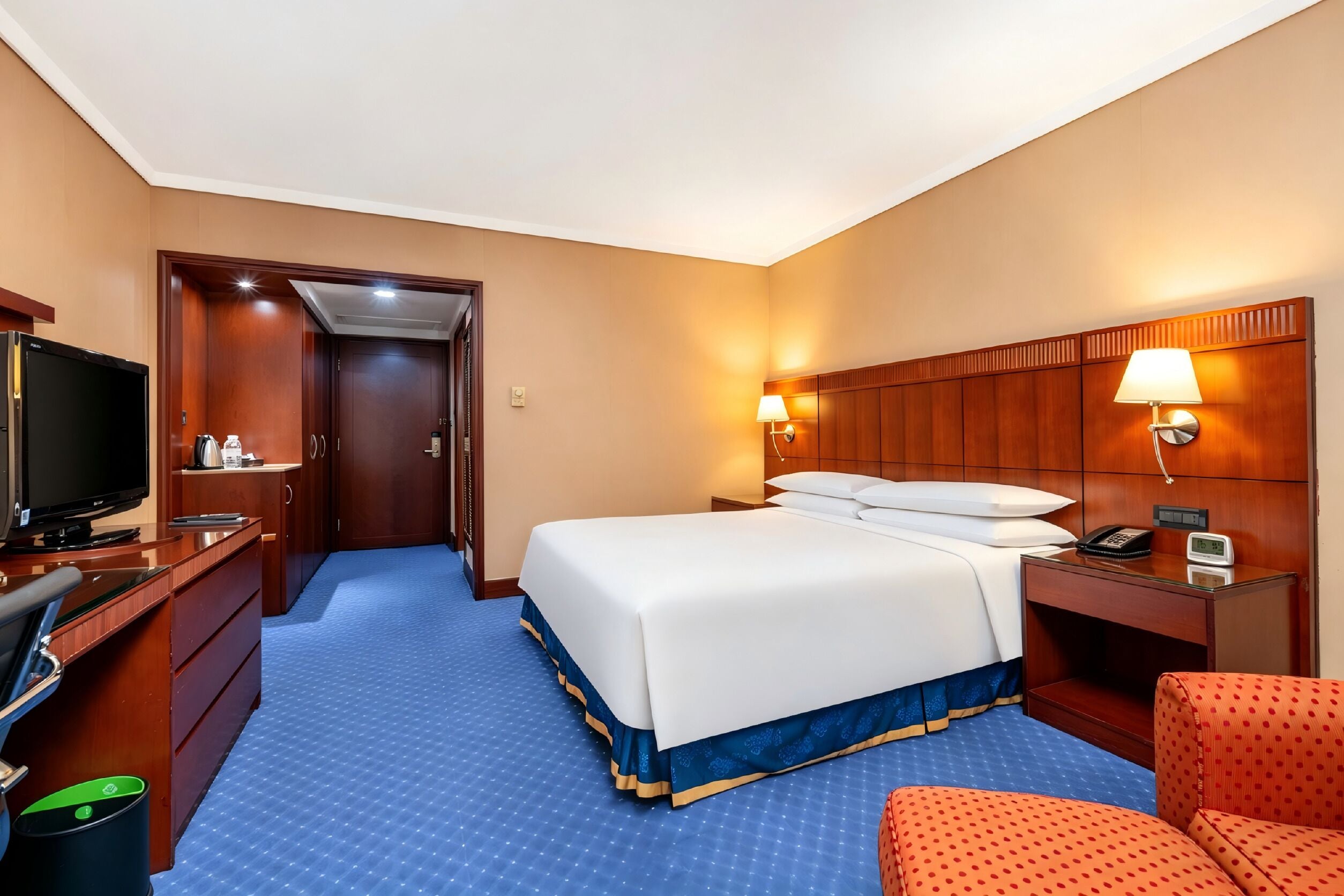 Deluxe King Room | Down comforters, minibar, in-room safe, desk