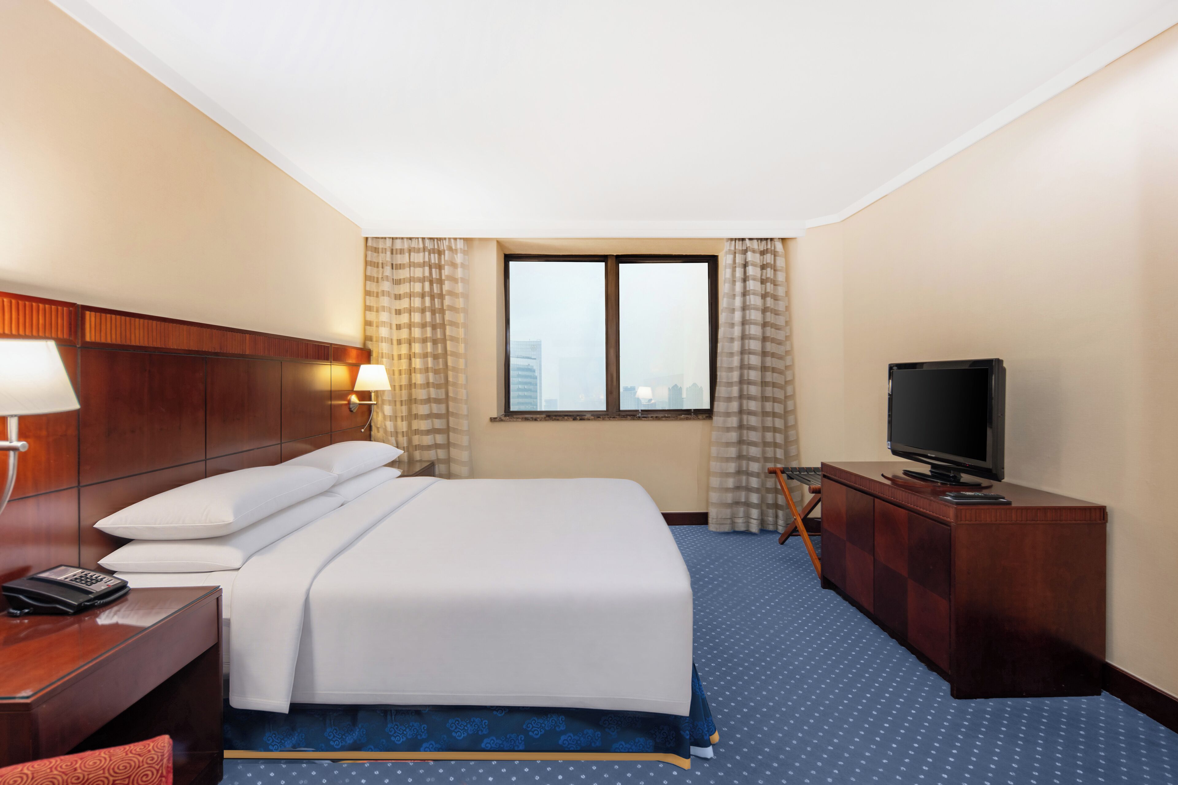 Junior-Zimmer, Stadtblick | Daunenbettdecken, Minibar, Zimmersafe, Schreibtisch