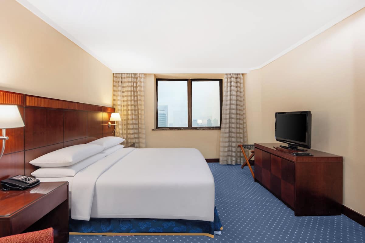 Junior-Zimmer, Stadtblick | Daunenbettdecken, Minibar, Zimmersafe, Schreibtisch