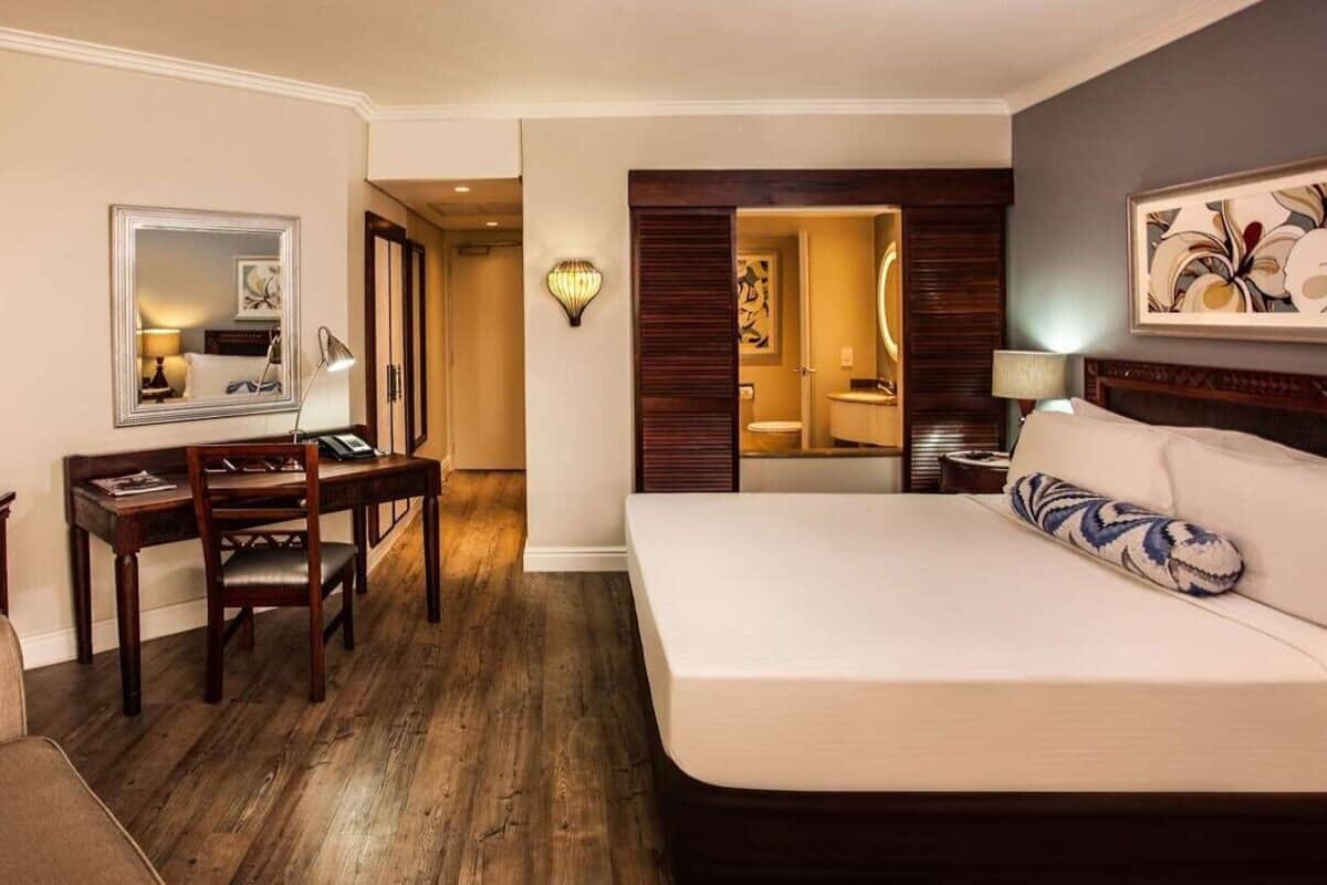 Separate bathtub and shower, free toiletries, hair dryer, towels