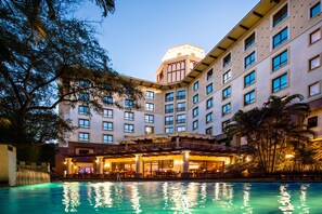 Outdoor pool, pool umbrellas, sun loungers - Southern Sun Dar es Salaam (Dar es Salaam)