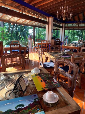 Se sirven desayunos, comidas y cenas con vista a la alberca 