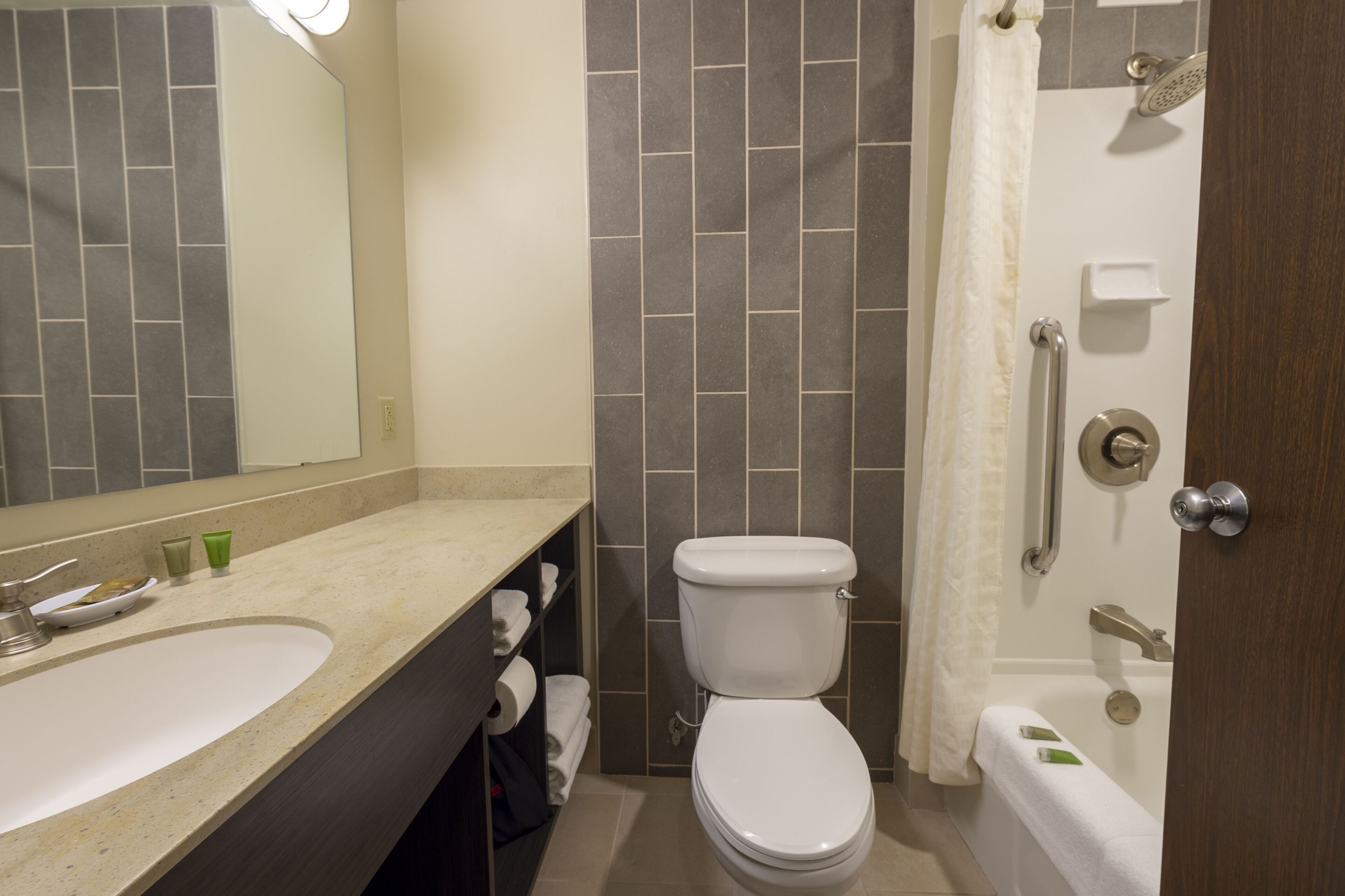 Un baño con lavamanos, inodoro y bañera.