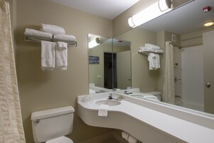 Combined shower/tub, free toiletries, hair dryer, towels