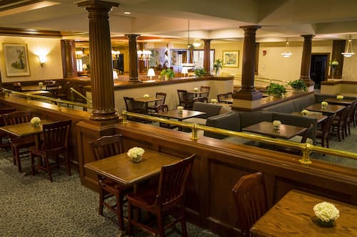 2 restaurantes, se sirven desayunos, comidas, cenas y cocina americana