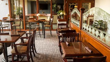 2 restaurants, breakfast, lunch, dinner served; American cuisine