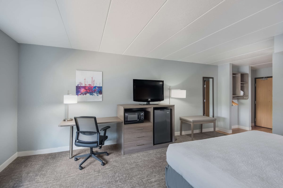 Sviitti, 1 suuri parisÀnky, esteetön, jÀÀkaappi ja mikroaaltouuni (Walk-in Shower) | Ylelliset vuodevaatteet, silitysrauta/-lauta, ilmaiset vauvansÀngyt