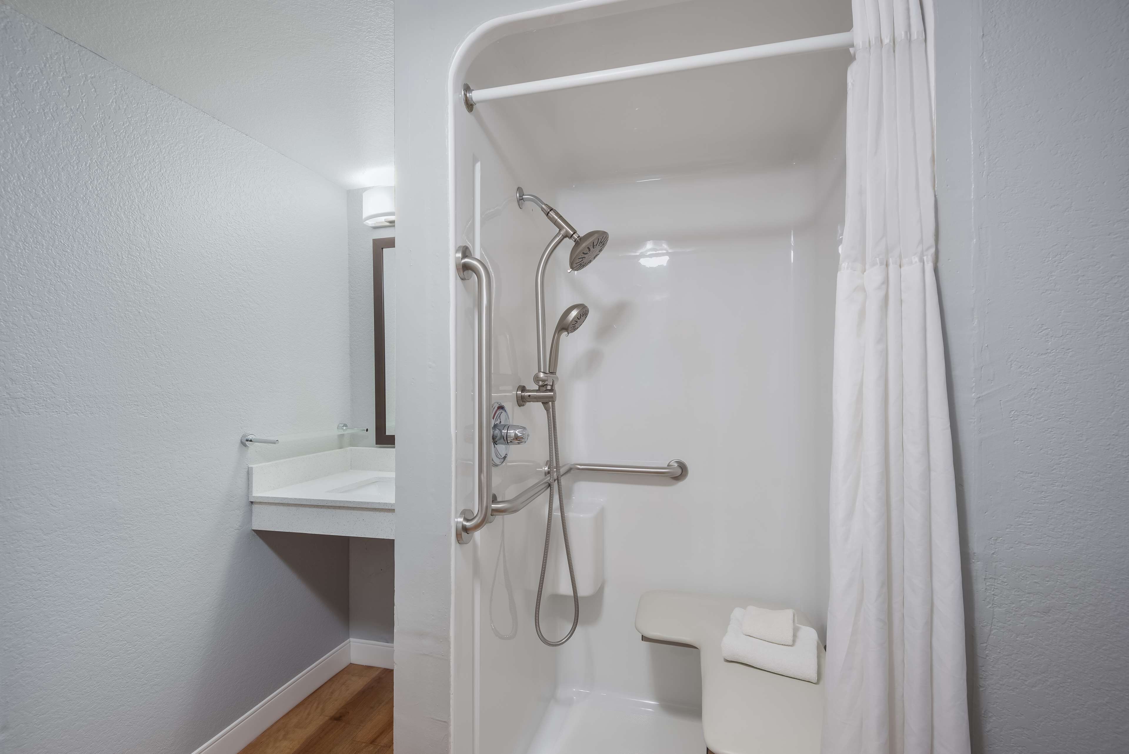 Un baño moderno con ducha, inodoro y lavabo.