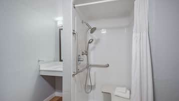 Un baño moderno con ducha, inodoro y lavabo.