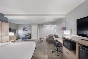 Suite, 1 King-Bett, Nichtraucher, Kühlschrank und Mikrowelle (with Sofabed) | Hochwertige Bettwaren, Bügeleisen/Bügelbrett, kostenlose Babybetten