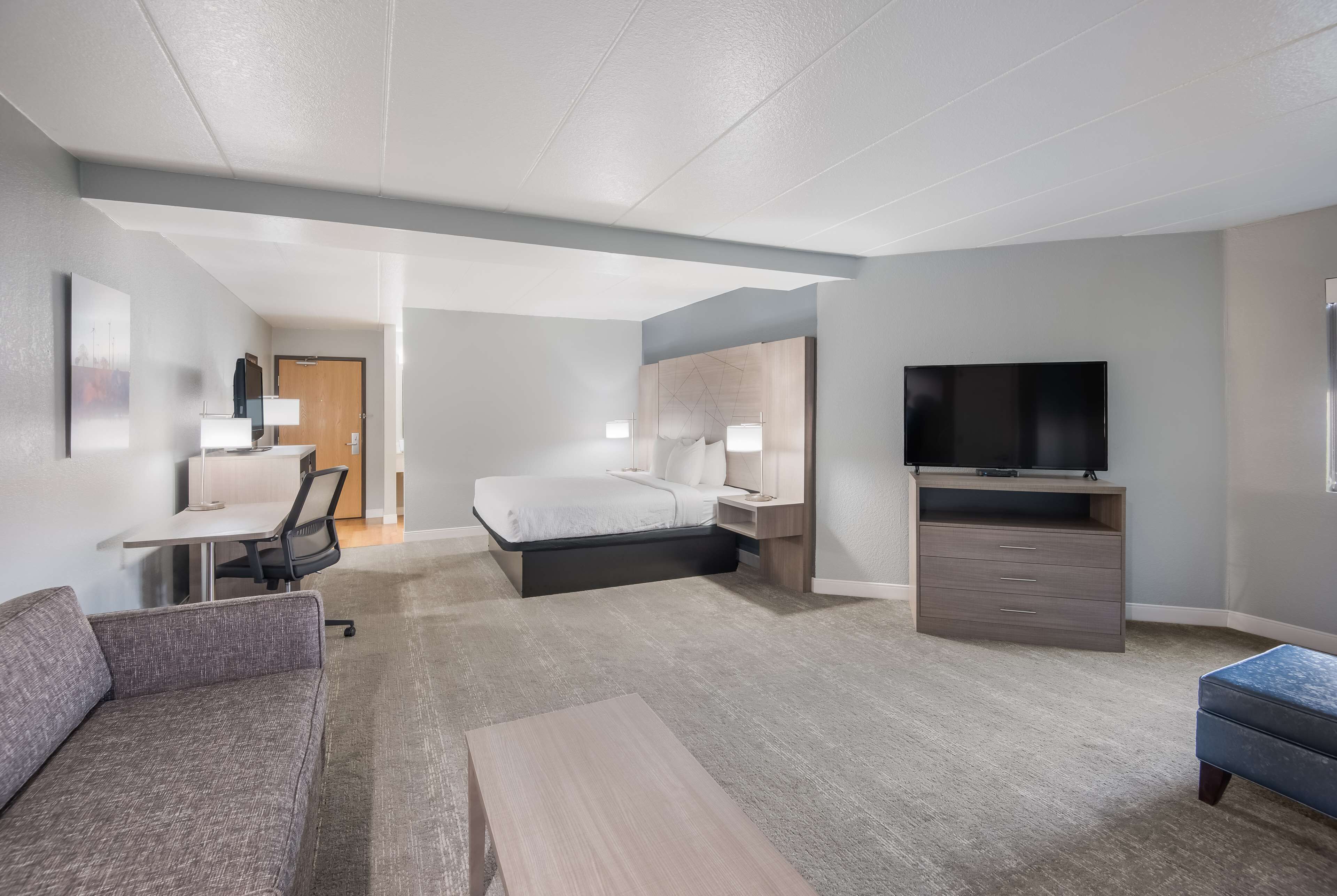 套房, 1 张特大床, 无烟房, 冰箱和微波炉 (with Sofabed) | 高档床上用品、熨斗/熨衣板、免费婴儿床、免费 WiFi