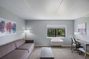 套房, 1 張特大雙人床, 非吸煙房, 雪櫃和微波爐 (Larger Room;with Sofabed) | 高級寢具、熨斗/熨衫板、免費嬰兒床、免費 Wi-Fi