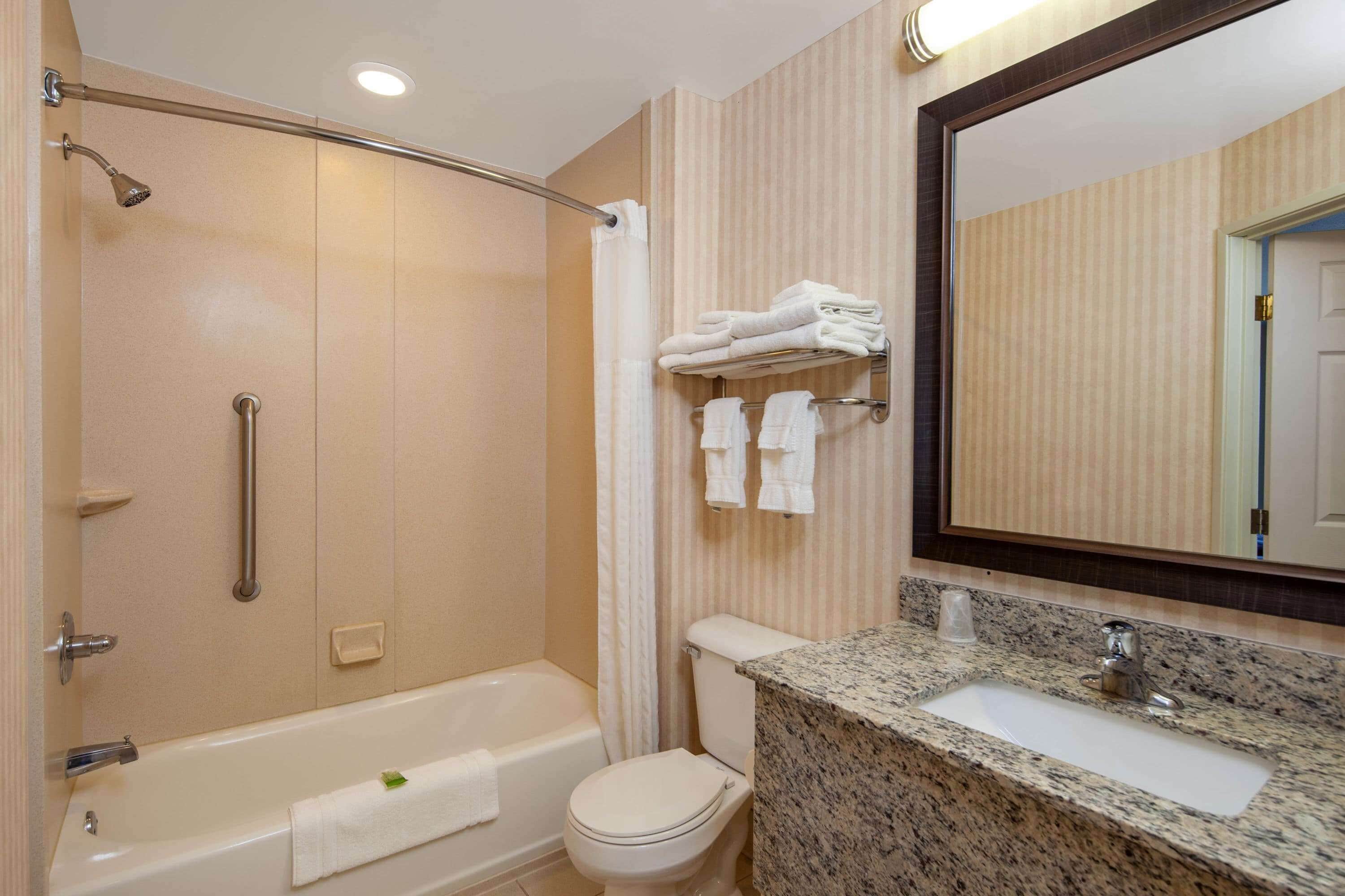 combined shower/bathtub, hair dryer, towels