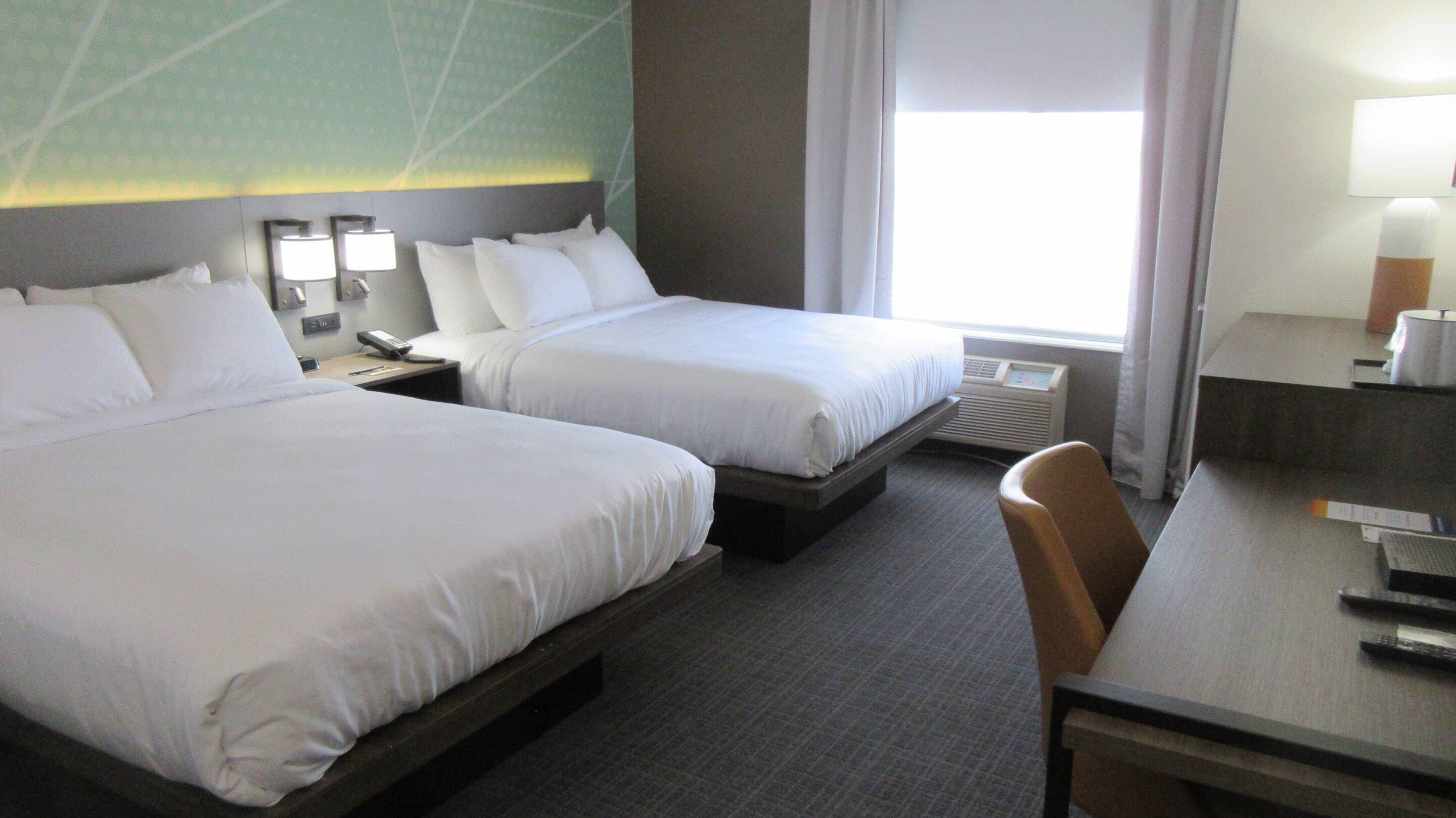 مكتب وستائر تعتيم ومكواة/لوح كي وأسرّة أطفال/رضّع (مجانًا)