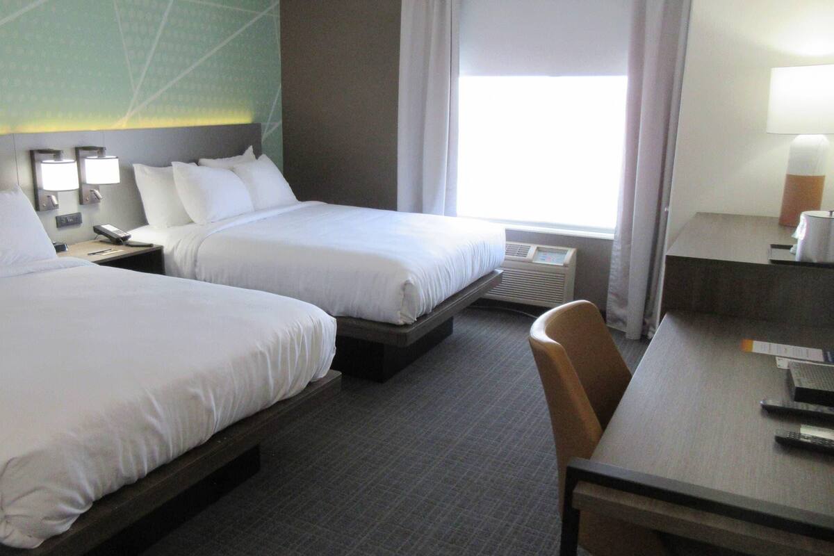 مكتب وستائر تعتيم ومكواة/لوح كي وأسرّة أطفال/رضّع (مجانًا)