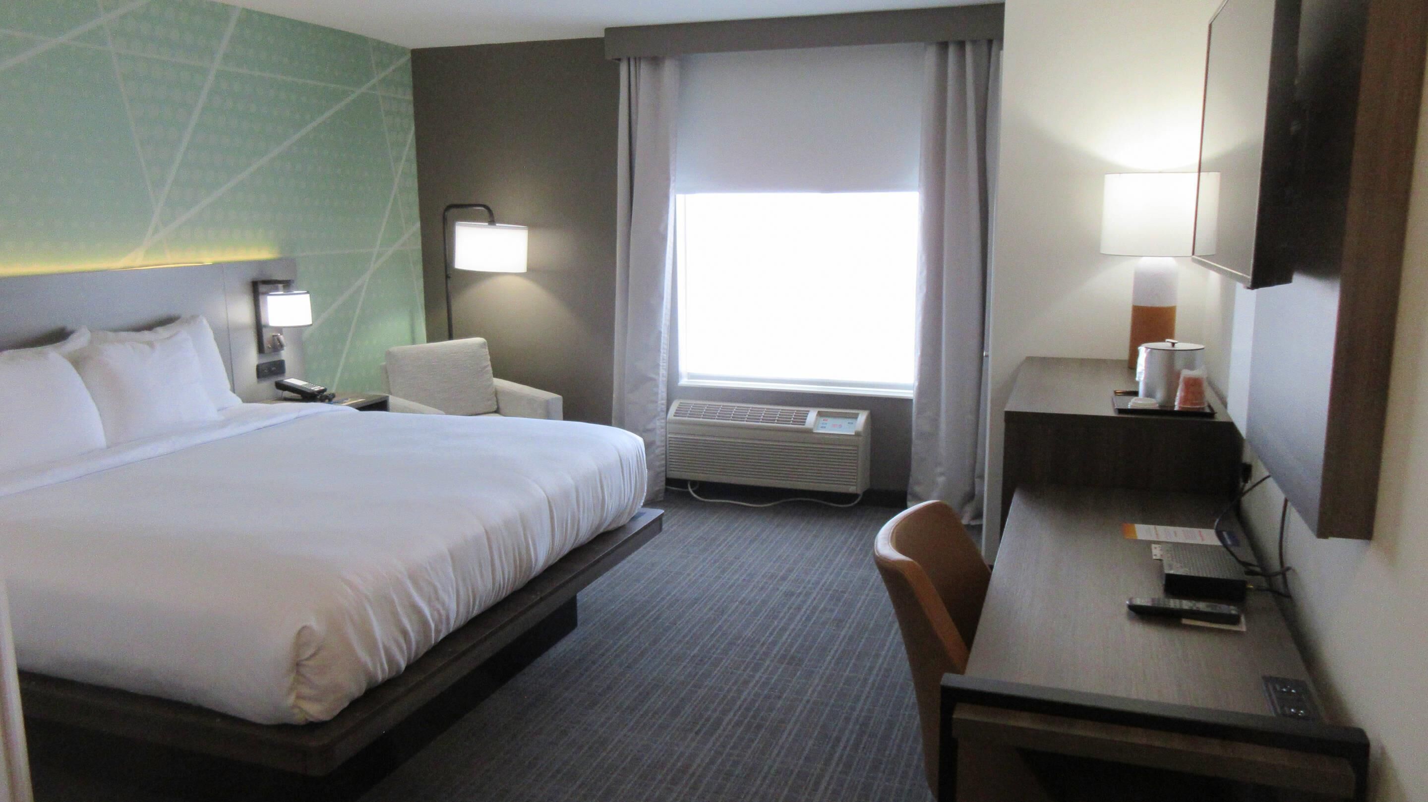 مكتب وستائر تعتيم ومكواة/لوح كي وأسرّة أطفال/رضّع (مجانًا)