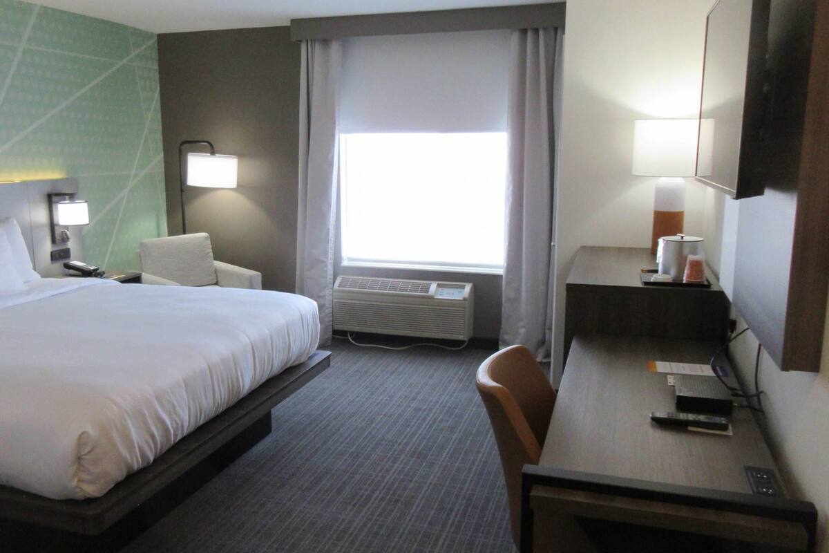 مكتب وستائر تعتيم ومكواة/لوح كي وأسرّة أطفال/رضّع (مجانًا)