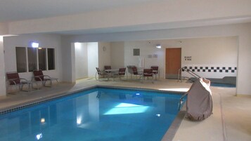 Piscina interna, funciona das 7h às 23h, espreguiçadeiras