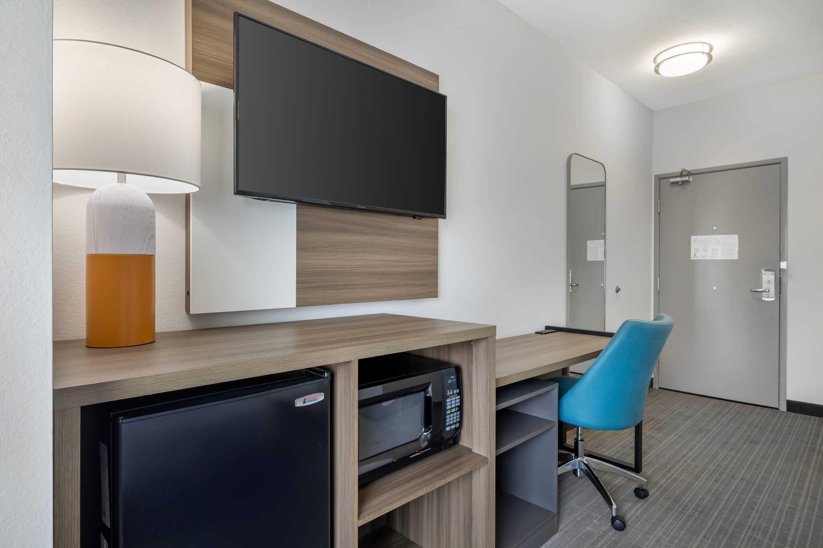 Room, 1 Queen Bed, Roll-in Shower, Non Smoking | Desk, blackout drapes, iron/ironing board, cribs (free)