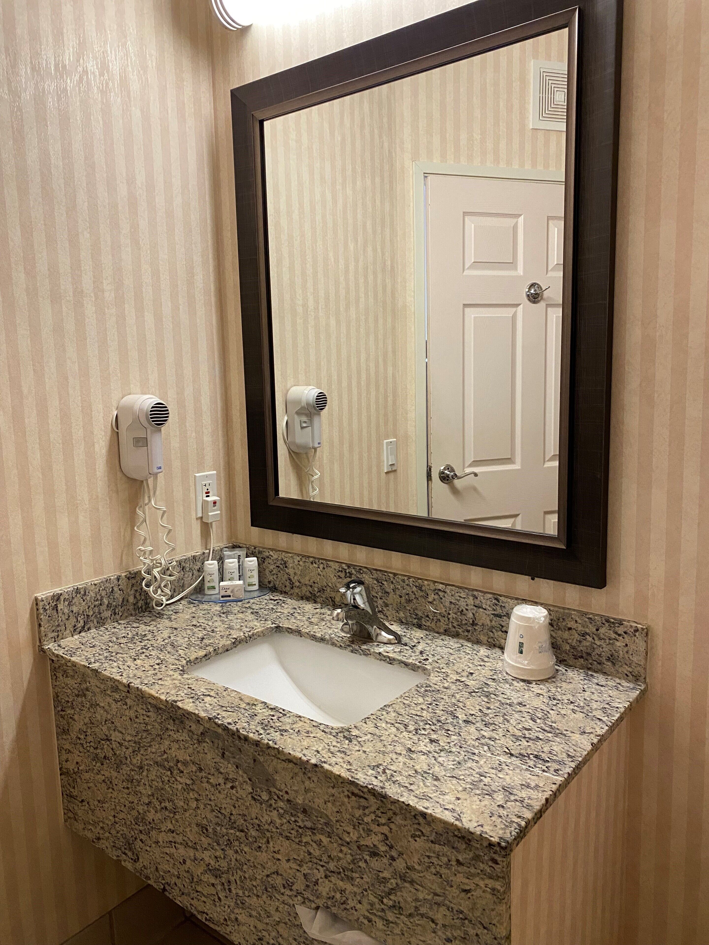 combined shower/bathtub, hair dryer, towels