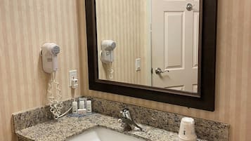 Combined shower/tub, hair dryer, towels