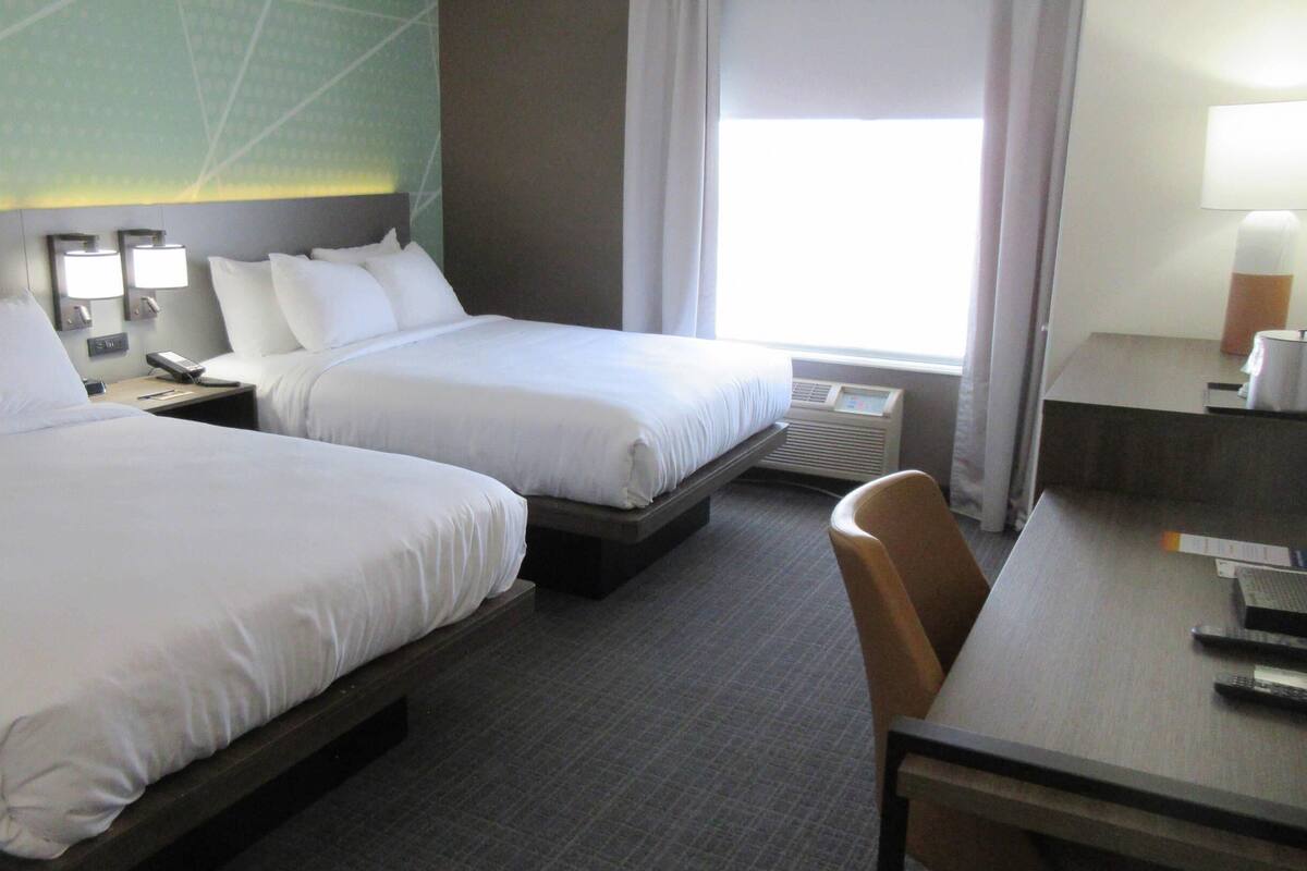 مكتب وستائر تعتيم ومكواة/لوح كي وأسرّة أطفال/رضّع (مجانًا)