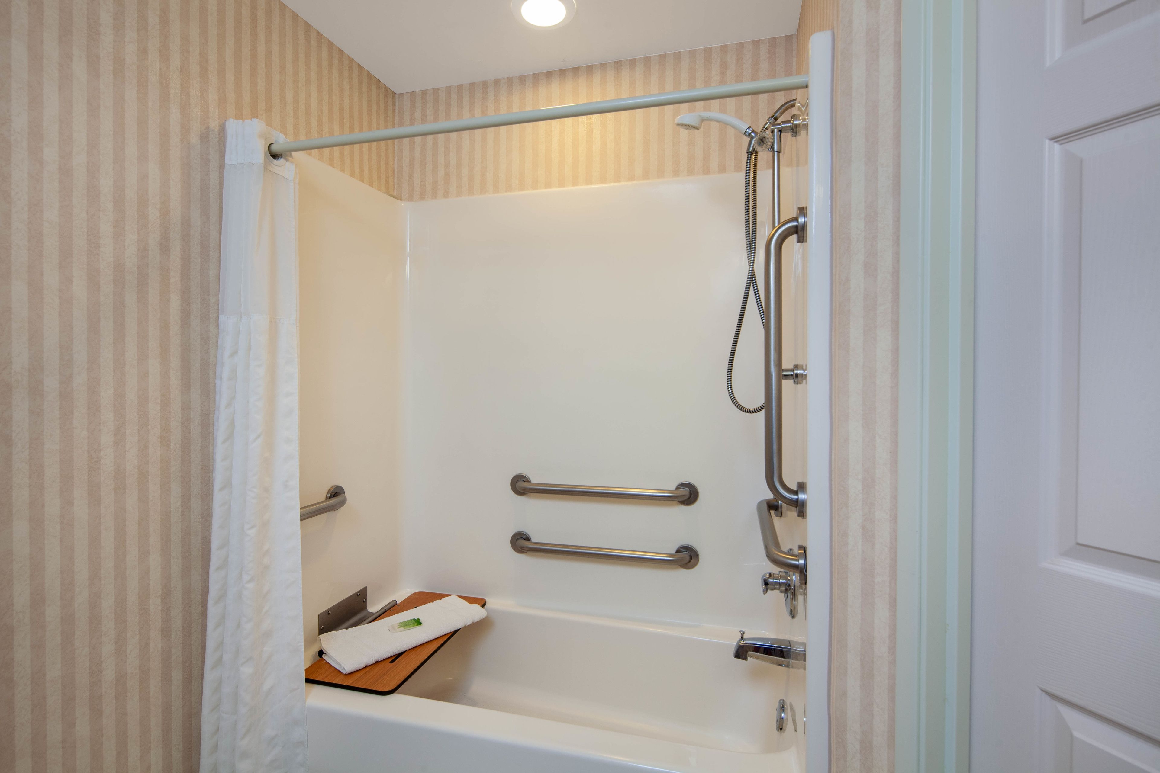 combined shower/bathtub, hair dryer, towels