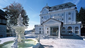 A grand building with a central fountain and a covered entrance. - Esplanade Spa and Golf Resort (Marianske Lazne)