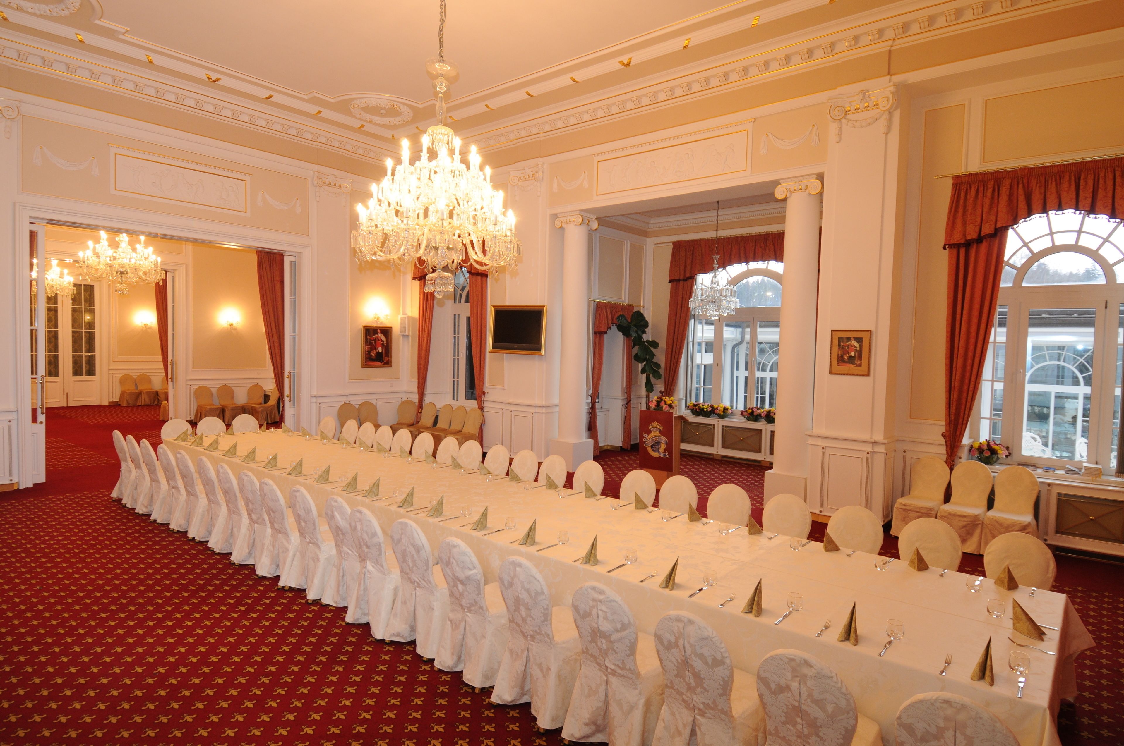 breakfast, lunch, dinner served; international cuisine