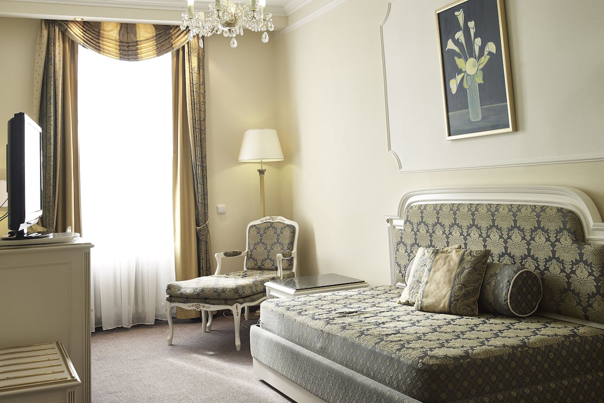 junior suite, 1 bedroom | living room | 89-cm lcd tv with satellite channels, tv