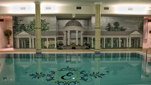A swimming pool with a decorative pattern in the center, surrounded by columns and a mural depicting a classical building. - Esplanade Spa and Golf Resort (Marianske Lazne)