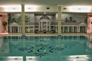Piscine couverte, accès possible de 07 h 00 à 19 h 00, chaises longues