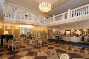 Lobby-lounge