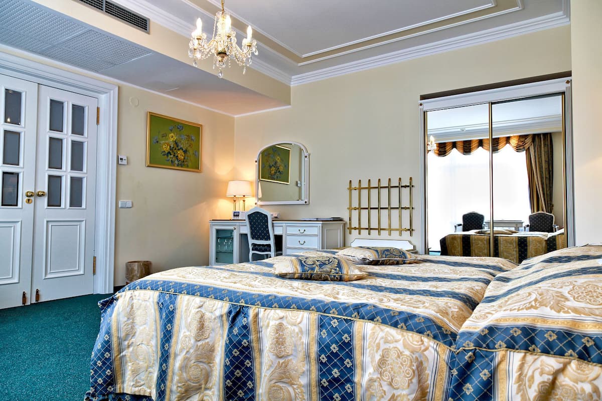 junior suite, 1 bedroom | 1 bedroom, hypo-allergenic bedding, minibar, in-room safe