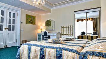 Junior-suite - 1 soveværelse | Allergivenligt sengetøj, minibar, pengeskab på værelset, skrivebord