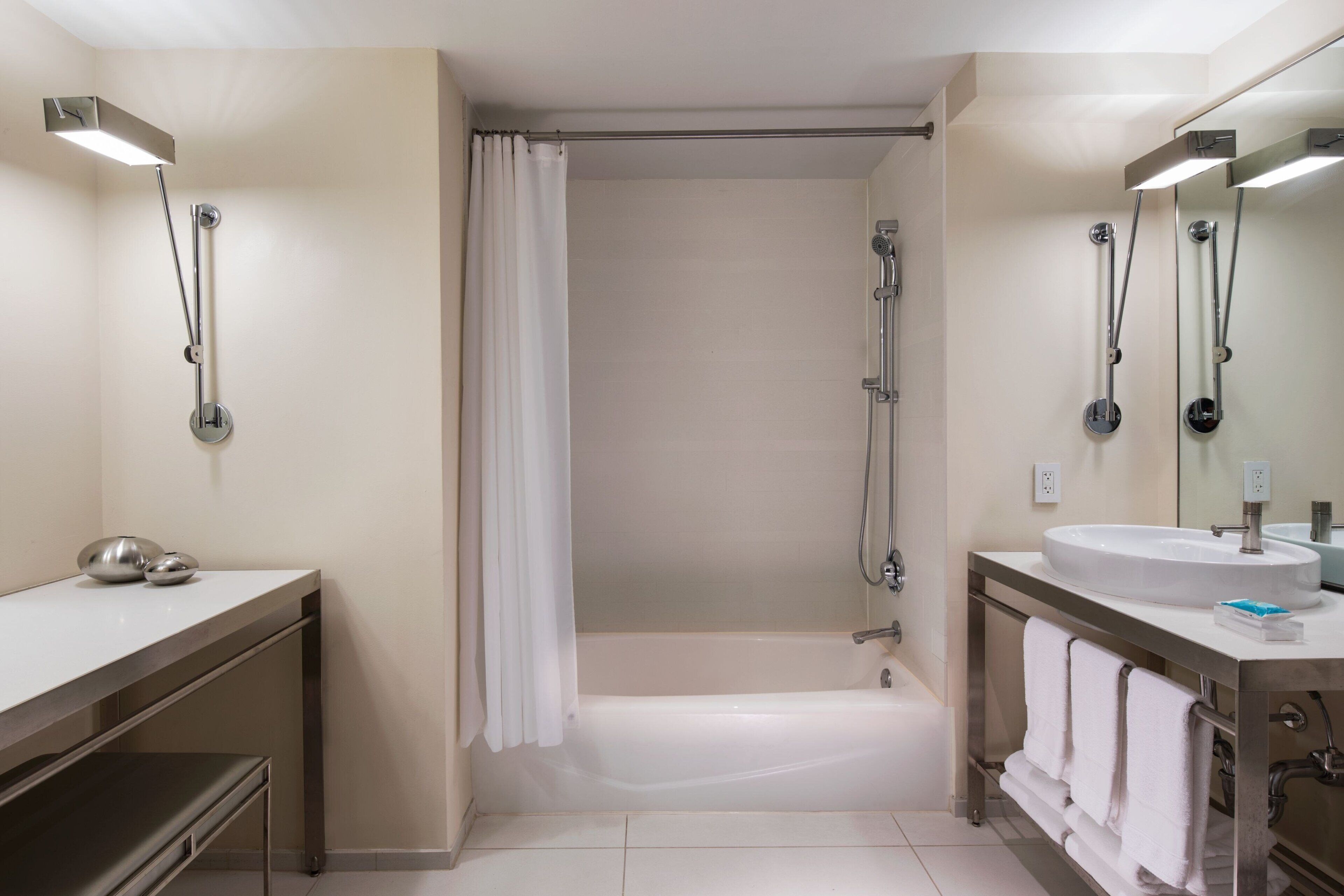 Ein modernes Badezimmer mit Badewanne, Dusche und Waschbecken.
