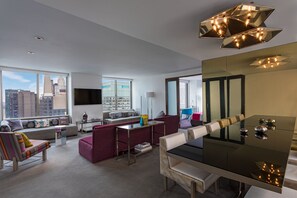 En 32-tommers plasma-TV med kabel-kanaler samt TV og filmkjøp