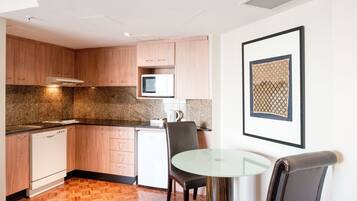 Peti sejuk, ketuhar gelombang mikro, dapur, mesin basuh pinggan mangkuk