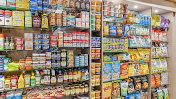 Un rayon d’épicerie proposant divers produits alimentaires et boissons.