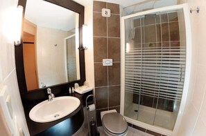 Shower, perlengkapan kamar mandi ramah lingkungan,  dan handuk