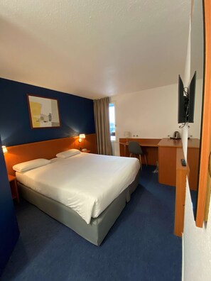 Desk, soundproofing, free WiFi, bed sheets