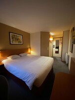 Escritorio, sistema de insonorización, wifi gratis y ropa de cama