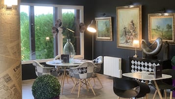 Dinner served, French cuisine, alfresco dining