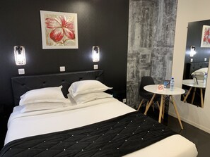 Double Room | Desk, soundproofing, iron/ironing board, cribs/infant beds