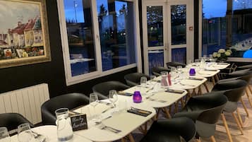 Dinner served, French cuisine, alfresco dining