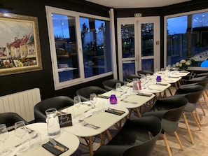 Dinner served, French cuisine, al fresco dining